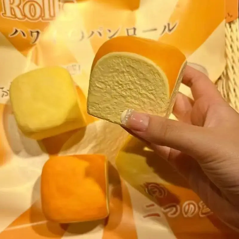 Box with a set of 8 anti-stress toys with malt sugar flavor.